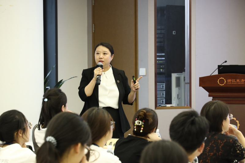 浙江大學(xué)經(jīng)濟學(xué)院、國際聯(lián)合商學(xué)院全國優(yōu)秀大學(xué)生夏令營到浙江東方參訪 何欣.jpg